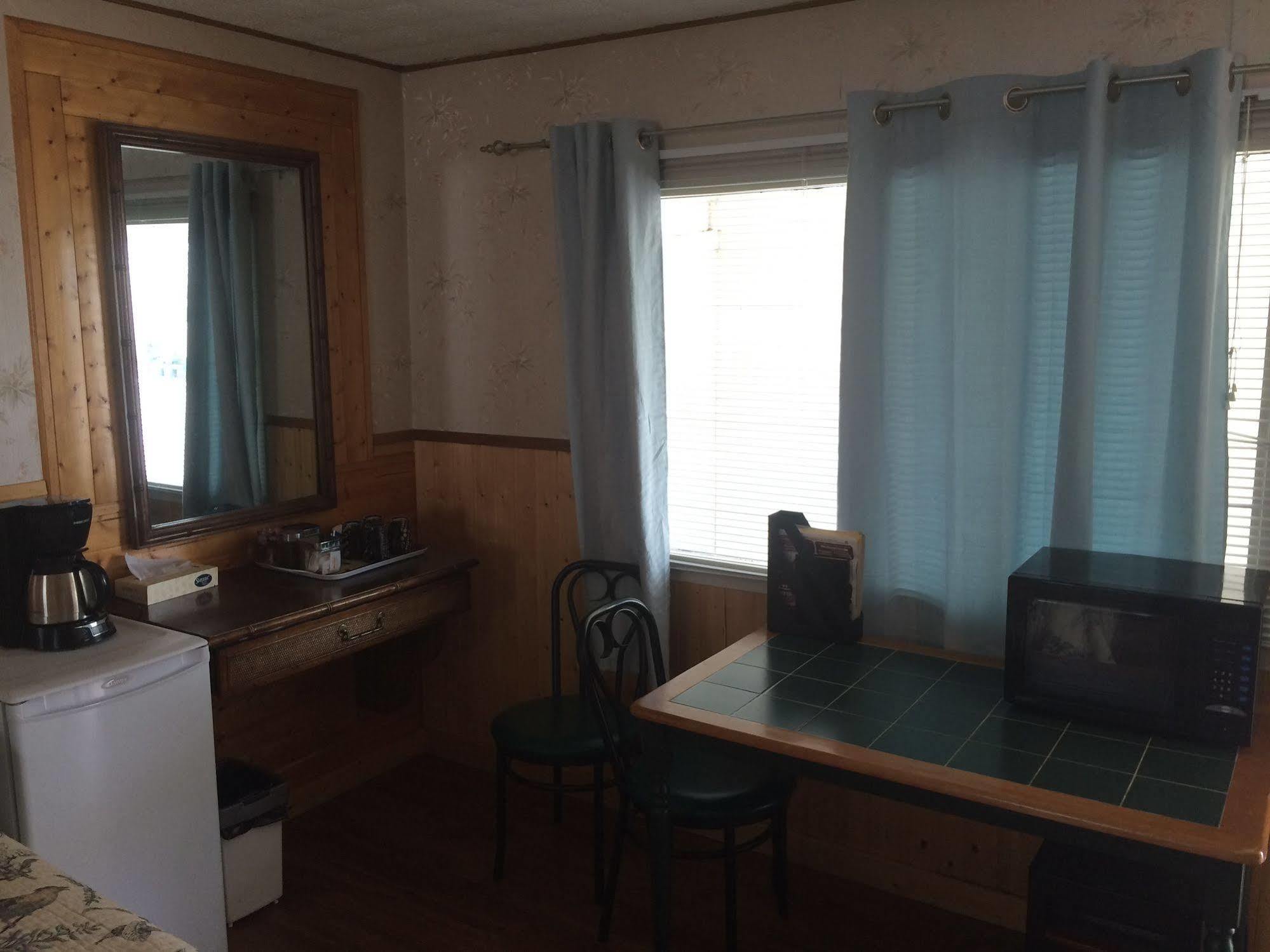 Fort Motel Форт-Маклеод Экстерьер фото