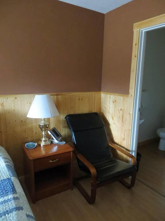 Fort Motel Форт-Маклеод Экстерьер фото